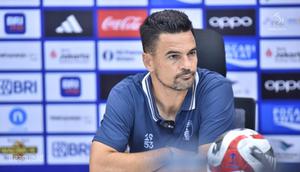 Pelatih Persita Tangerang, Carlos Pena mengikuti sesi konferensi pers selepas laga melawan Persija Jakarta dalam laga pekan pertama BRI Super League 2025/2026 di Jakarta International Stadium (JIS), Minggu (10/8/2025). (Dok. I.League)