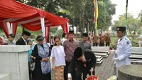 Jelang HUT Jakarta, Sandiaga Uno ziarah ke makam Husni Thamrin dan Ismail Marzuki (Liputan6.com/ Yunizafira Putri)