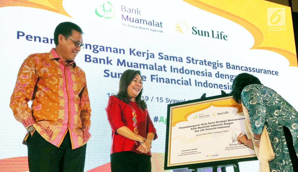 Chief Partnership Distribution Sun Life Financial Indonesia Danning Wikanti saat menandatangani kerjasama Bancassurance, di Jakarta, Rabu (19/6). Sun Life Indonesia dan Bank Muamalat mengumumkan kemitraan strategis berbasis syariah yang dapat memberi manfaat bagi masyarakat. (Liputan6.com/HO/Astro)