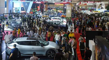 Pengunjung memadati lokasi pameran Gaikindo Indonesia International Auto Show (GIIAS) 2023 di ICE BSD, Serpong, Tangerang, Banten, Jumat (11/8/2023). (merdeka.com/Arie Basuki)