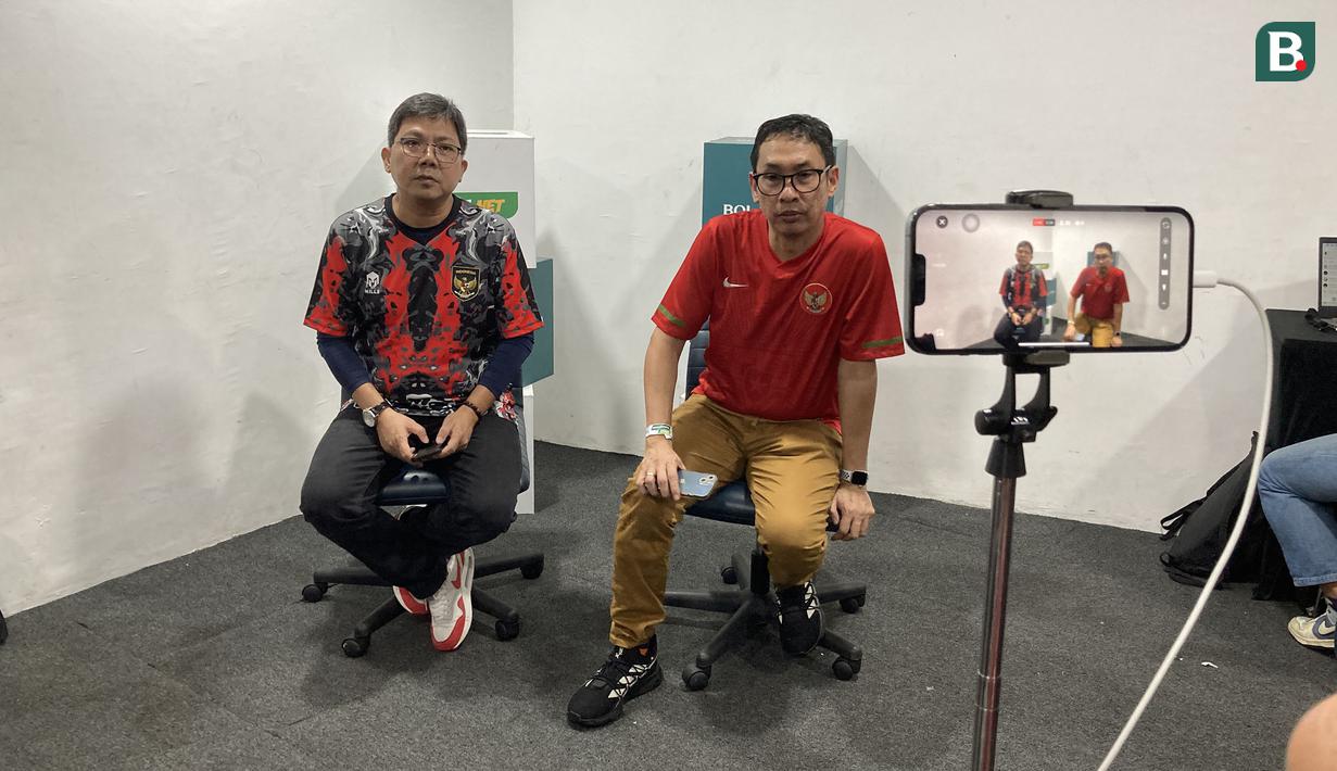 Komentator sepak bola, Tommy Welly alias Bung Towel (kiri) didampingi Pemimpin Redaksi Bola.com dan Bola.net, Erwin Fitriansyah saat acara live reaction nonton bersama Timnas Indonesia menghadapi Filipina dalam rangkaian acara MALAMNYA BOLA di Jakarta International Velodrome, Rawamangun, Jakarta Timur, Selasa (11/6/2024). (Bola.com/Arief Bagus)