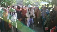 Keluarga dan Tetangga di Kebumen melepas keberangkatan dua pria setengah baya yang berangkat haji bersepeda ontel. (Foto: Liputan6.com/Facebook/Muhamad Ridlo)