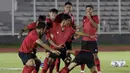 Pemain Timnas Indonesia saat latihan di Stadion Madya, Jakarta, Kamis, (20/2/2020). Para pemain timnas membuka sesi latihan kali ini dengan santai dan ceria. (Bola.com/M Iqbal Ichsan)