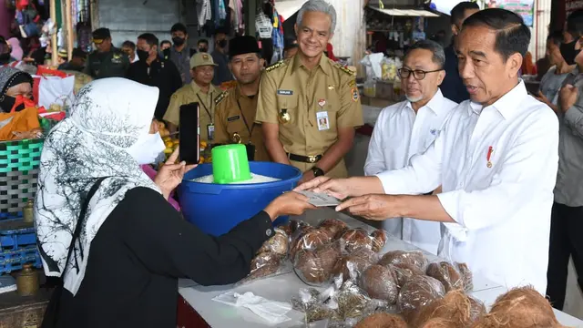 Presiden Jokowi, Gubernur Jawa Tengah Ganjar Pranowo, serta Menteri Perdagangan Zulkfli Hasan saat meninjau pasar di Jawa Tengah, Senin (10/4/2023).