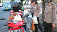 Aksi Polwan-Polwan Cantik Polda Sulut Saat Bagikan Takjil Gratis