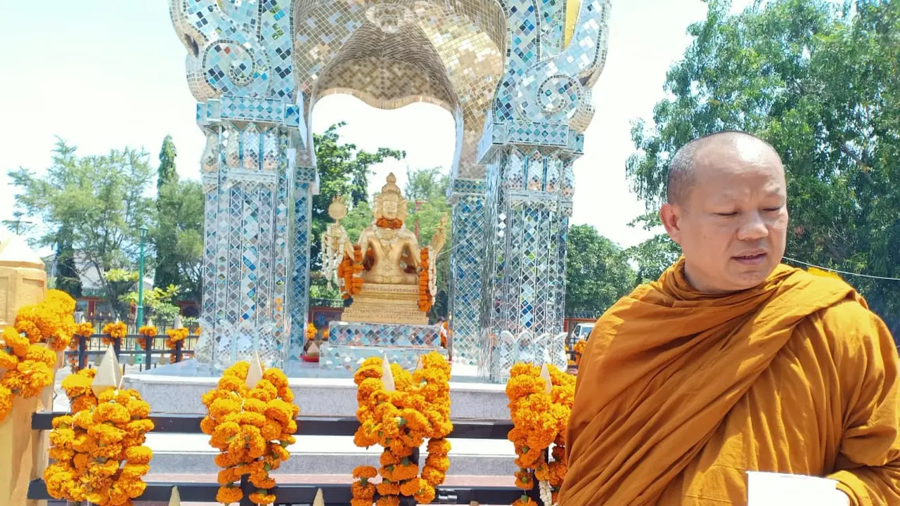 Bhante Khanit Sannano Mahathera Biksu asal Thailand meresmikan patung Buddha dewa empat muka di Kelenteng Kwan Sing Bio Tuban (Liputan6.com/Ahmad Adirin)