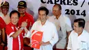Sutiyoso berjabat tangan dengan Jokowi sebagai wujud dukungan PKPI pada pasangan Joko Widodo-Jusuf Kalla (Liputan6.com/Andrian M Tunay).