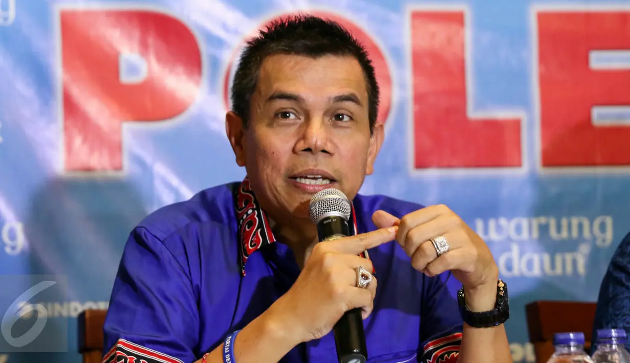 Wakil Ketua PSSI Hinca Pandjaitan ketika menjadi pembicara dalam diskusi "Alangkah Lucunya Sepak Bola Kita" di Jakarta, Sabtu (27/2). Kemenpora mengaku serius ingin mencabut pembekuan terhadap PSSI. (Liputan6.com/Yoppy Renato)