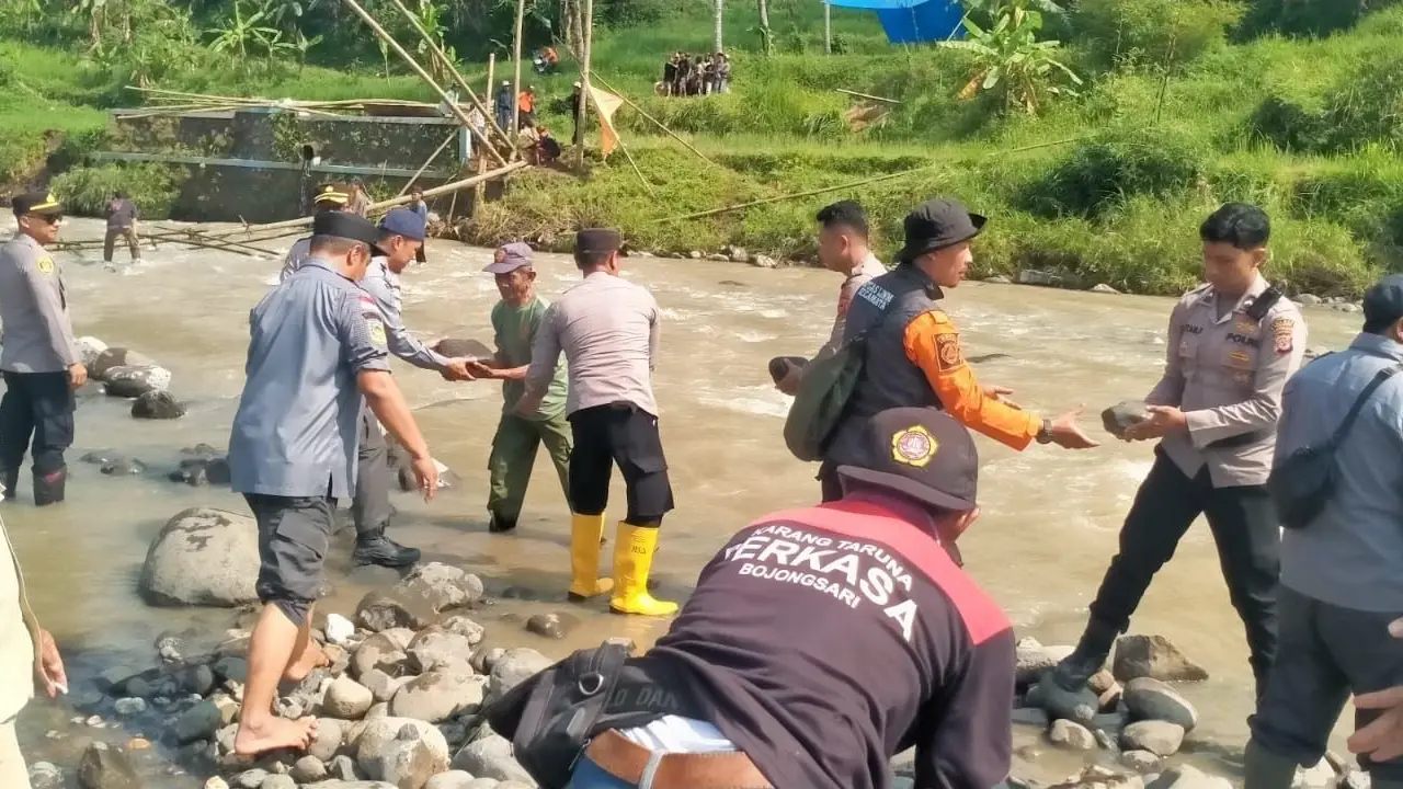 Personel gabungan dari TNI, Polri, pemerintah daerah, serta warga bahu-membahu membangun jembatan darurat di Sukabumi.