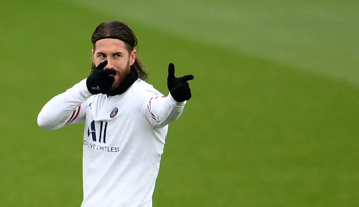 Sergio Ramos akhirnya menjalani sesi latihan bersama rekan-rekannya empat bulan setelah resmi digaet Paris pada bursa transfer musim panas. (AFP/Franck Fife)