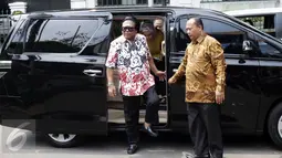 Ketua DPD RI Oesman Sapta Odang keluar dari mobil menuju lokasi untuk menggunakan hak pilihya dalam Pilkada Putaran kedua di TPS 03 Denpasar, Kuningan Timur, Jakarta, Rabu (19/4). (Liputan6.com/Johan Tallo)