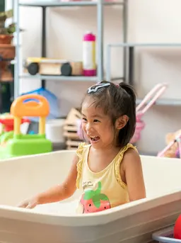 Anak belajar dari apa yang mereka lihat, tunjukkan kebiasaan finansial sehat di rumah (Foto: Tanaphong Toochinda/Unsplash)