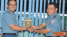 Citizen6, Surabaya: Pangarmatim menyampaikan pentingnya kerjasama secara sinergi antara lembaga pendidikan Kobangdikal sebagai penyedia SDM siap pakai dengan Koarmatim. (Pengirim: Penkobangdikal)