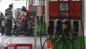 Pengendara motor mengisi kendaraannya dengan BBM di salah satu SPBU, Jakarta, Selasa (15/3). Pertamina menurunkan harga bahan bakar minyak (BBM) umum Pertamax, Pertamax Plus, Pertamina Dex, dan Pertalite Rp 200 per liter. (Liputan6.com/Angga Yuniar)