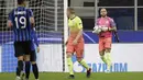 Kiper Manchester City, Kyle Walker menangkap bola saat melawan Atalanta pada pertandingan Grup C Liga Champions di stadion San Siro, Milan, Italia (6/11/2019). Kyle Walker yang berposisi bek mengantikan kiper Claudio Bravo yang mendapat kartu merah dipertandingan ini. (AP Photo/Luca Bruno)