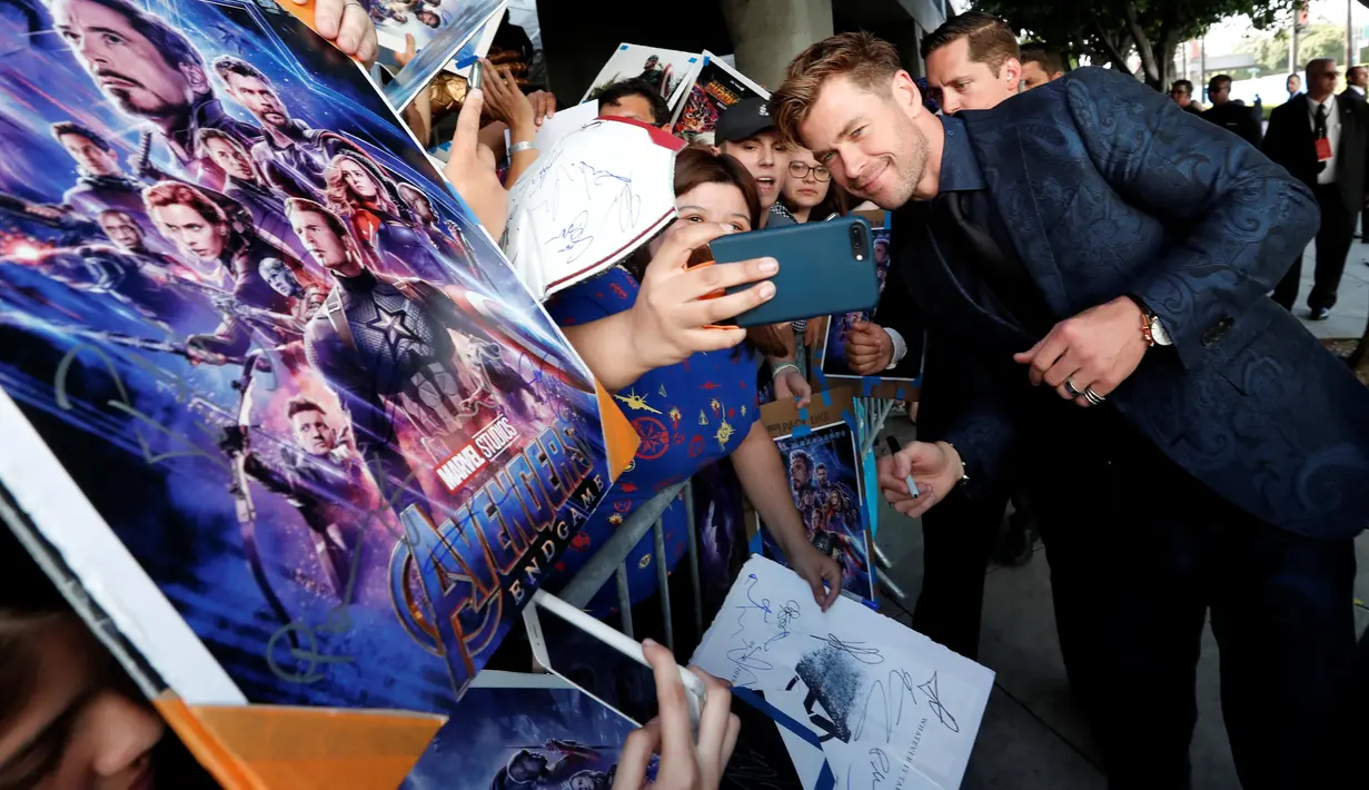 Chris Hemsworth yang memerankan sosok Thor berswafoto dengan penggemar setibanya pada world premiere film Avengers: Endgame di Los Angeles, California, Selasa (23/4). Avengers: Endgame akan tayang mulai 26 April di Amerika dan 24 April besok di Indonesia. (REUTERS/Mario Anzuoni)