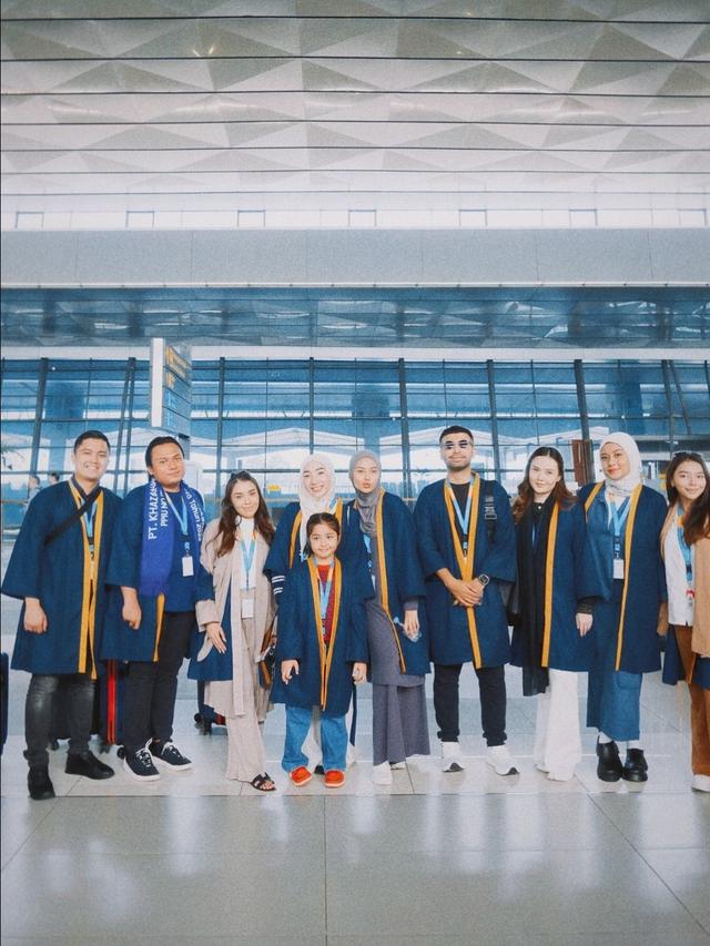 Awkarin berangkat umroh bareng ayah ibu