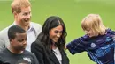 Meghan Markle dan Pangeran Harry pergi ke Irlandia Utara untuk bertemu beberapa politisi. Namun, mereka mengalami kejadian yang enggemaskan. (Getty Images/Cosmopolitan)