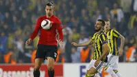 Striker Manchester United, Zlatan Ibrahimovic, berusaha melewati gelandang Fenerbahce, Mehmet Topal, pada laga Liga Europa di Saracoglu Stadium, Turki, Kamis (3/11/2016). MU kalah 1-2 dari Fenerbahce. (Reuters/Murad Sezer)