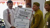 Pj Gubernur Jawa Tengah, Nana Sudjana saat menyerahkan bantuan keuangan secara simbolis di Pendapa Kabupaten Jepara, Kamis (18/4/2024). (Foto: Istimewa)