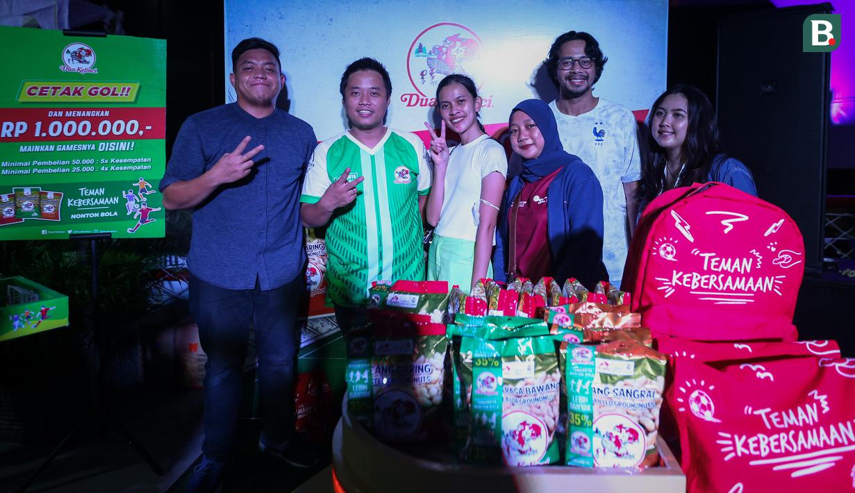 Menurut Brand Manager Dua Kelinci, Andry (kiri kedua) acara ini menjadi pelepas rindu untuk nonton sepak bola bareng setelah absen saat pandemi. (Bola.com/Bagaskara Lazuardi)