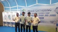 2 pemain Timnas Indonesia U-19, Nurhidayat dan Witan Sulaeman, beri wejangan ke siswa SSB (Liputan6.com / Luthfie Febrianto)