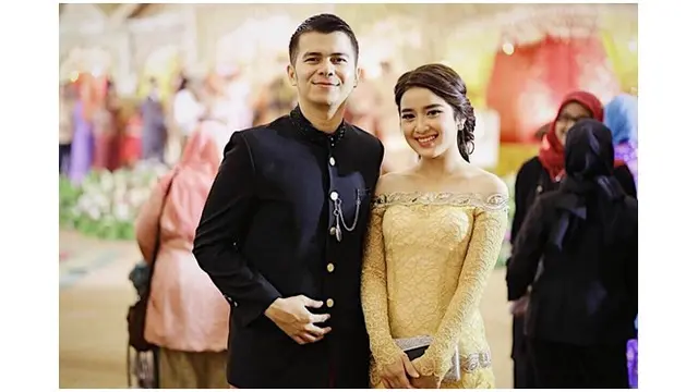 Potret Handika Pratama dan Rosiana Dewi saat pergi kondangan, serasi banget.