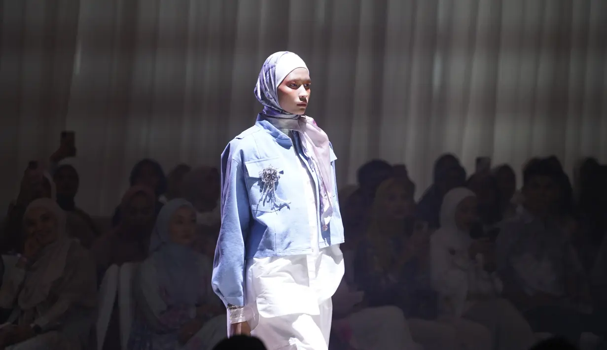 Beberapa siluet dan detail baru juga ditampilkan di koleksi ini, seperti shoulder wedge, puff sleeve, dan embroidery quilt. Perpaduan fabric, detail embroidery, patchwork, dan beads juga melengkapi keindahan koleksi ini. [Foto: Document/RiaMiranda]