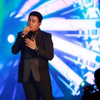 Foto Ari Lasso dan Tulus spesial performance di konser Dua Ruang (Foto: Deki Prayoga/bintang.com)