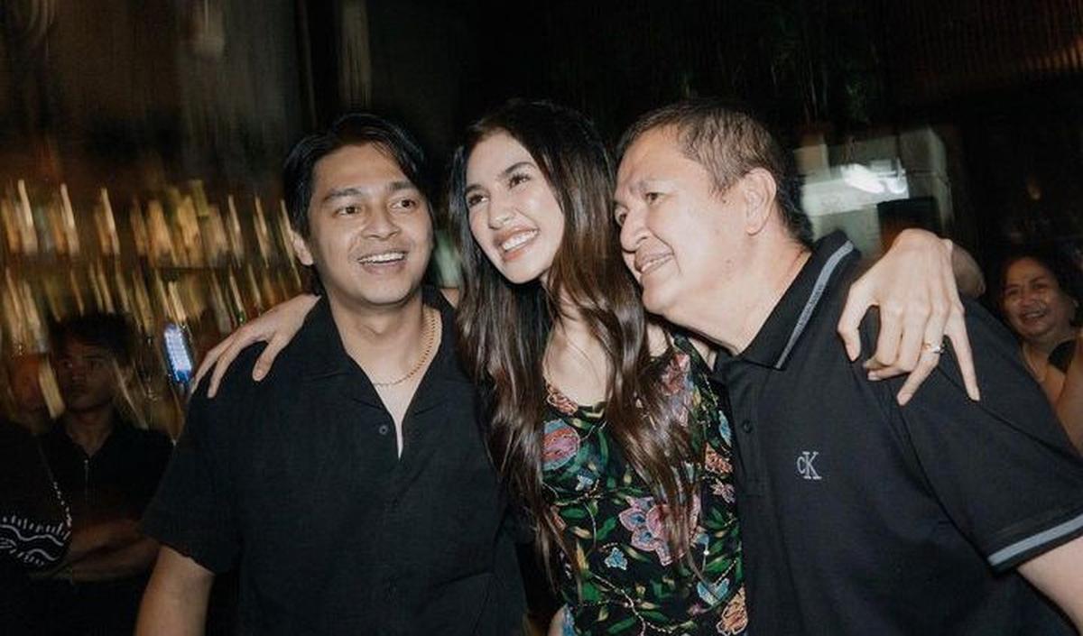 Potret Mikha Tambayong bersama suami dan sang ayah. Mikha Tambayong tampak merangkul dua pria paling berarti dalam hidupnya.<br>