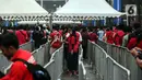 Meski Jakarta sempat diguyur hujan, nyatanya hal tersebut tidak menciutkan hati para pecinta sepak bola untuk hadir lebih awal di SUGBK. (Liputan6.com/Johan Tallo)