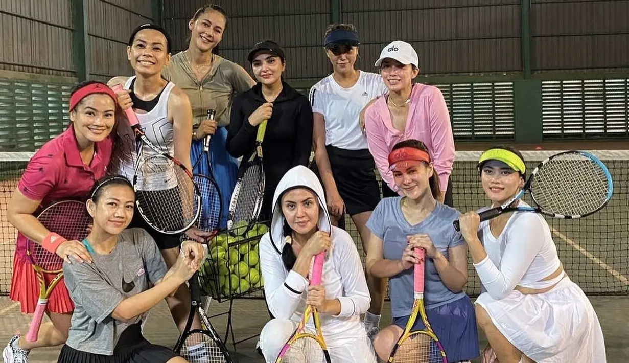 Berlatih tenis bersama, Ashanty, Titi Kamal, Ussy, dan selebritas lainnya kompak bergaya sporty di lapangan. (Foto: Instagram/ Paula Verhoeven)