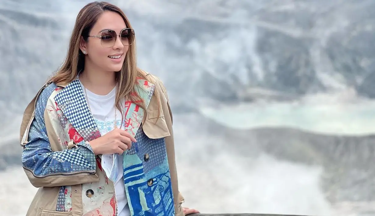Dikenal sebagai dokter selebriti yang kerap memberikan edukasi kesehatan kepada publik, Reisa kini memiliki banyak penggemar. Apalagi penampilannya yang menawan memakai kacamata kerap tuai pujian.(Liputan6.com/IG/@reisabrotoasmoro)