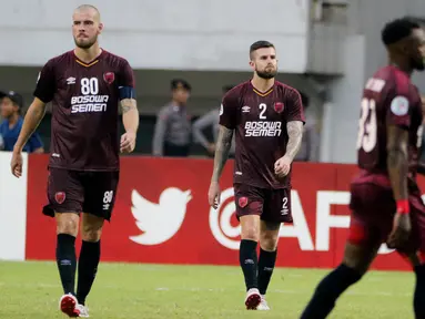 Pemain PSM Makassar tampak kecewa usai gagal lolos ke final Zona ASEAN Piala AFC 2019 meski menang atas Becamex Binh Duong di Stadion Pakansari, Rabu (26/6). PSM menang 2-1 atas Becamex Binh Duong. (Bola.com/M Iqbal Ichsan)