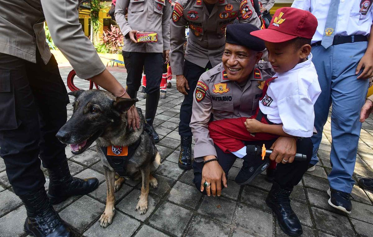 FOTO: Semangat Murid SLB Belajar Bersama Anjing K-9 Mabes Polri
