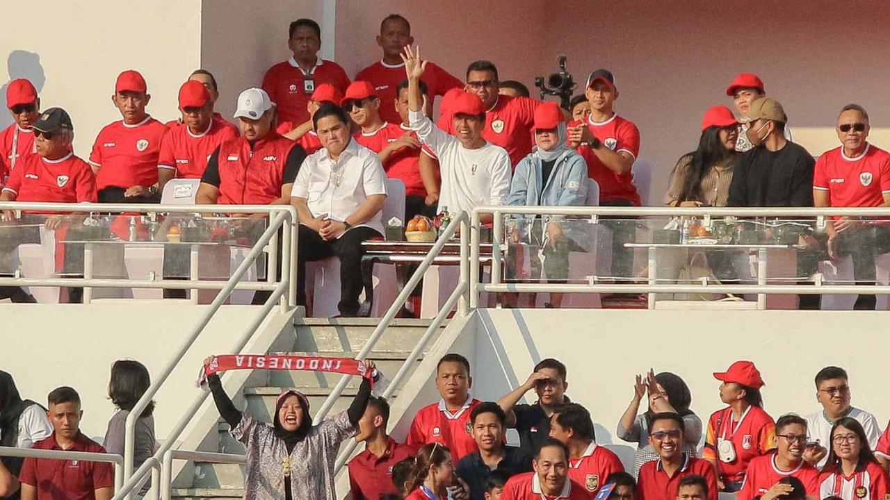 FOTO: Ekspresi Jokowi Nonton Langsung Timnas Indonesia vs Irak di GBK