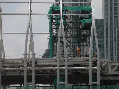 Pekerja menyelesaikan proyek kontruksi halte Light Rail Transit (LRT) di Jakarta, Selasa (8/12/2020).  PT Adhi Karya (Persero) Tbk melaporkan penyelesaian proyek LRT Jabodebek secara keseluruhan sudah mencapai 79,52 persen. (merdeka.com/Imam Buhori)