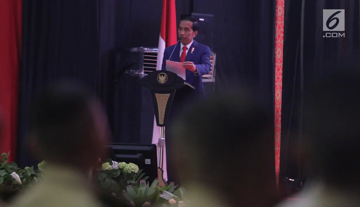 Presiden Joko Widodo saat memberikan pembekalan Calon Perwira Remaja (Capaja) Akademi TNI dan Polri Tahun 2017 di Gedung Olahraga (GOR) Ahmad Yani Mabes TNI Cilangkap, Jakarta, Senin (24/7). (Liputan6.com/Faizal Fanani)