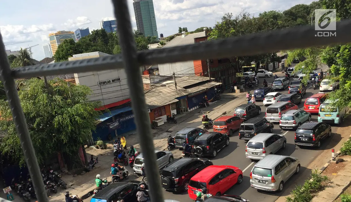 Kendaraan terjebak kemacetan saat melintas di kawasan Tanjung Barat, Jakarta Selatan, Senin (1/1). Tingginya volume kendaraan menyebabkan Jakarta tetap mengalami kemacetan meskipun pada saat libur Tahun Baru. (Liputan6.com/Immanuel Antonius)