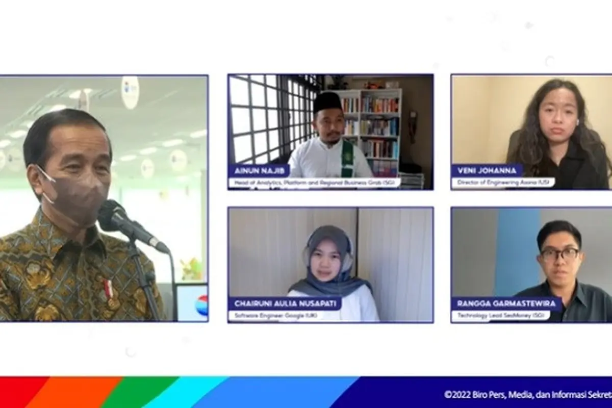 Presiden Joko Widodo berbincang dengan sejumlah diaspora Indonesia, salah satunya Ainun Najib di peresmian SEA Labs, Jakarta, Rabu (1/3/2022) (YouTube Sekretariat Presiden)