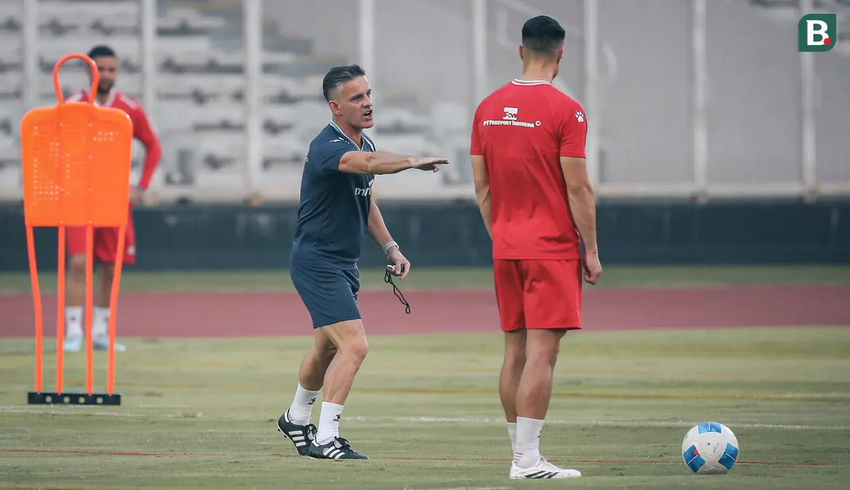John Hedman tampak serius mengarahkan para pemain Timnas Indonesia pada sesi latihan terakhir jelang lawan Mozambik di Lapangan Madya, Senayan, Jakarta, pada Senin (8/6/2026). (Bola.com/Abdul Aziz)