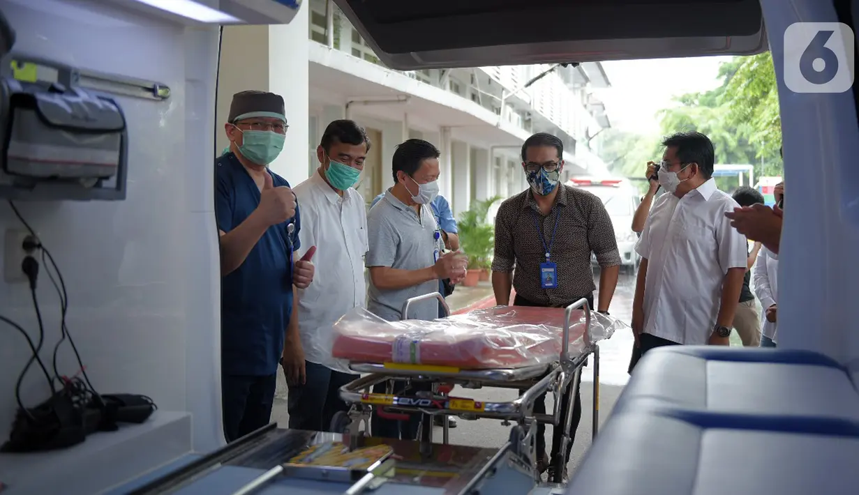 Chief Astra Financial Adi Sepiarso, Group Leader ESR & Communication Yulian Warman, Dirut RS St Carolus, Rudyan Kopot dan dr. JB Endrotomo Sumargono Sp.OT saat melihat kelengkapan mobil Ambulance Gawat Darurat di Rumah Sakit St Carolus, Jakarta, Rabu (8/4/2020). (Liputan6.com/HO/Eko)