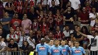 Ekspresi suporter Nice saat menyaksikan selebrasi gol para pemain Napoli pada laga  leg kedua kualifikasi Liga Champions di Stadion Allianz Riviera, Nice (22/8/2017). Napoli menang agregat 4-0. (AP/Claude Paris)