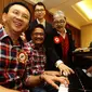 Cagub DKI Jakarta Basuki Tjahaja Purnama (Ahok) bersama  Cawagub Djarot Saiful Hidayat bermain piano besama saat di acara penggalangan dana kampanye di Jakarta, Minggu (27/11). (Liputan6.com/Herman Zakharia)