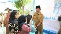 Menteri Dalam Negeri Muhammad Tito Karnavian selaku Kepala BNPP RI saat menghadiri kegiatan bakti sosial dengan menyaluran 2.000 paket sembako kepada warga Kelurahan Tanah Tinggi, Kecamatan Johar Baru, Jakarta Pusat, Selasa (16/9) (Istimewa)