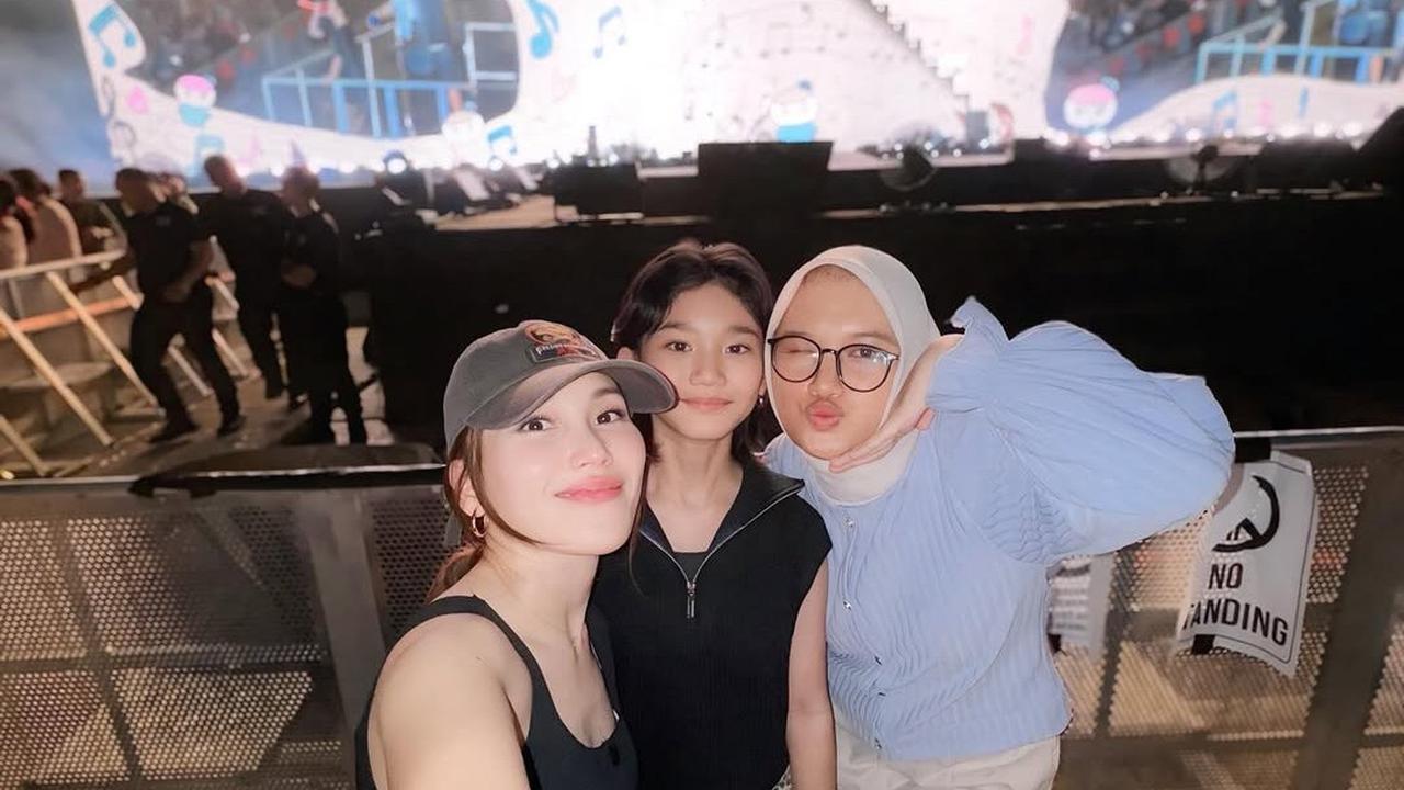 Potret Keseruan Ayu Ting Ting dan Bilqis Nonton Konser SEVENTEEN di JIS, Sama-Sama Cantik dan Tampil Stylish dengan Outfit Serba Hitam