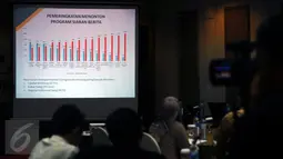 Peserta melihat bagan hasil survei indeks kualitas program siaran televisi periode II 2016 yang dirilis KPI dan ISKI di Jakarta, Rabu (5/10). Survei dilaksanakan tim dari 12 perguruan tinggi di Indonesia. (Liputan6.com/Helmi Fithriansyah)