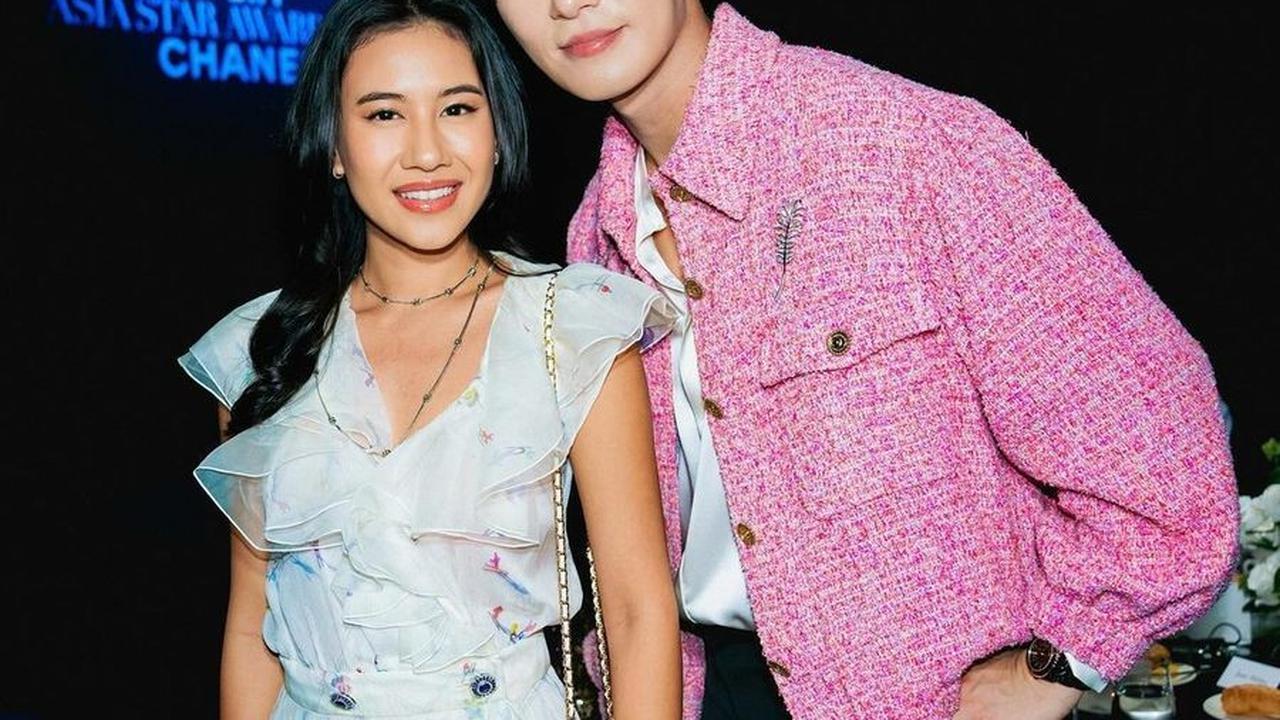 Di hari kedua, Shenina tampil lebih santai dan berkesempatan berfoto bersama Park Seo Joon, dengan kedua pemeran film ini memancarkan aura bintang yang kuat.<br><br>