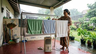 10 Cara Mengatasi Handuk yang Sulit Kering Saat Musim Hujan, Bebas Bau Apek