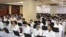 Suasana jelang tes Seleksi Kompetensi Dasar (SKD) calon pegawai negeri sipil (CPNS) di Gedung Wali Kota Jakarta Selatan, Jumat (26/10). Tes SKD CPNS dilakukan di 269 titik lokasi tes di 34 provinsi di Indonesia. (Liputan6.com/Immanuel Antonius)